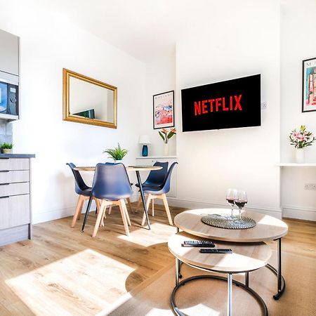 Cozy 2 Bedroom Apartment In Sutton Esterno foto