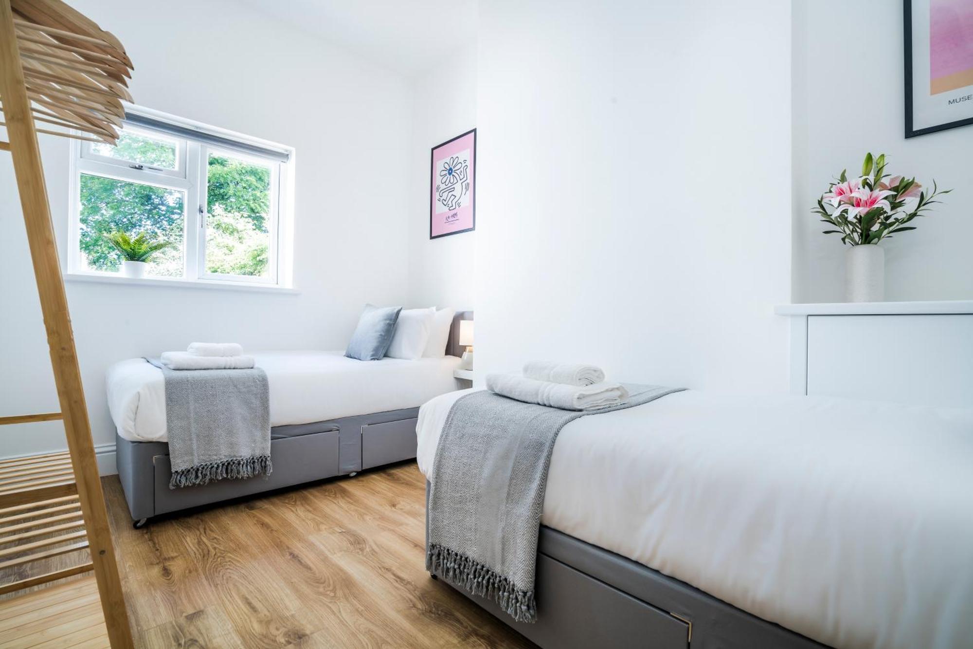 Cozy 2 Bedroom Apartment In Sutton Esterno foto