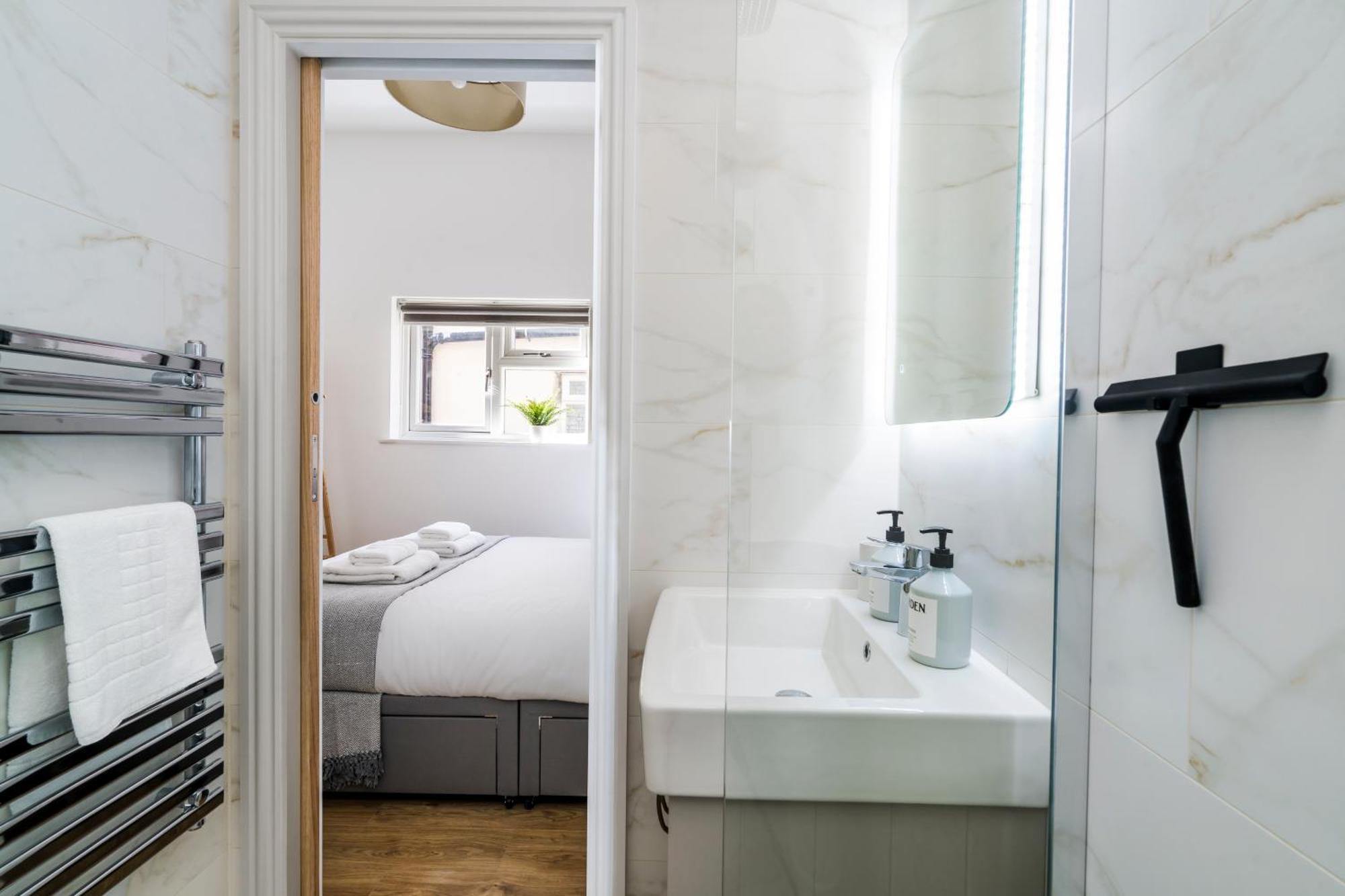 Cozy 2 Bedroom Apartment In Sutton Esterno foto