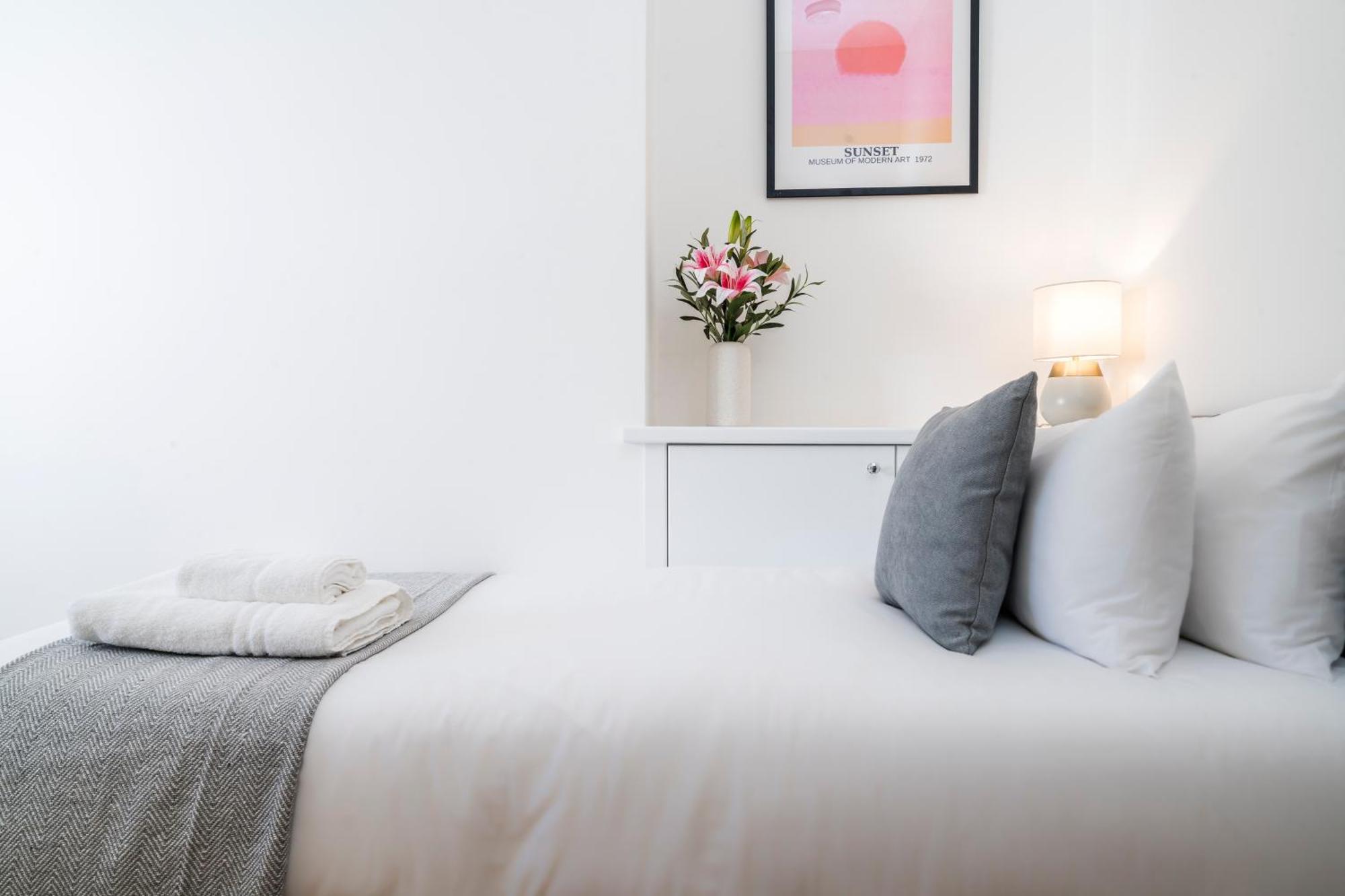 Cozy 2 Bedroom Apartment In Sutton Esterno foto