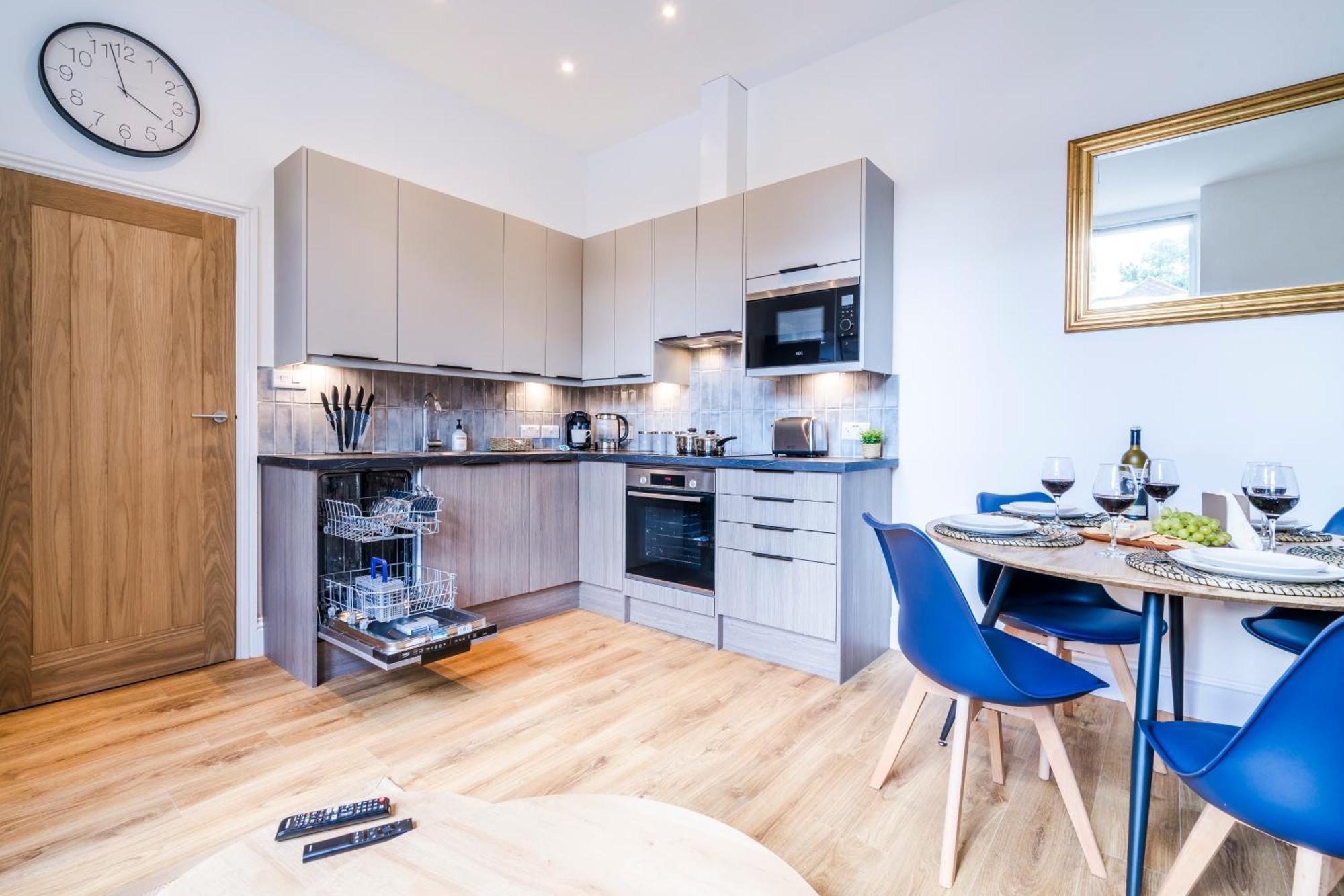 Cozy 2 Bedroom Apartment In Sutton Esterno foto