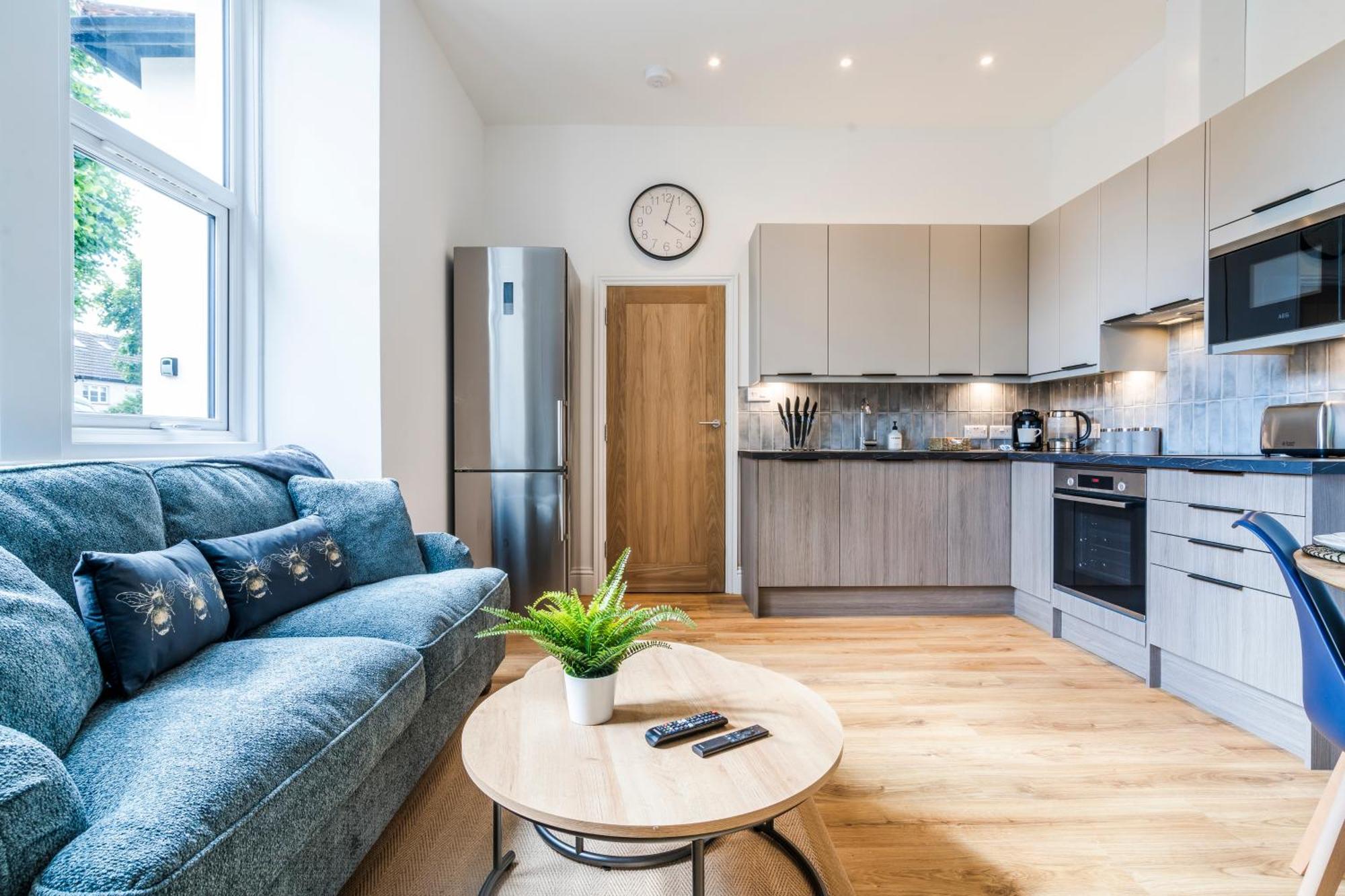 Cozy 2 Bedroom Apartment In Sutton Esterno foto