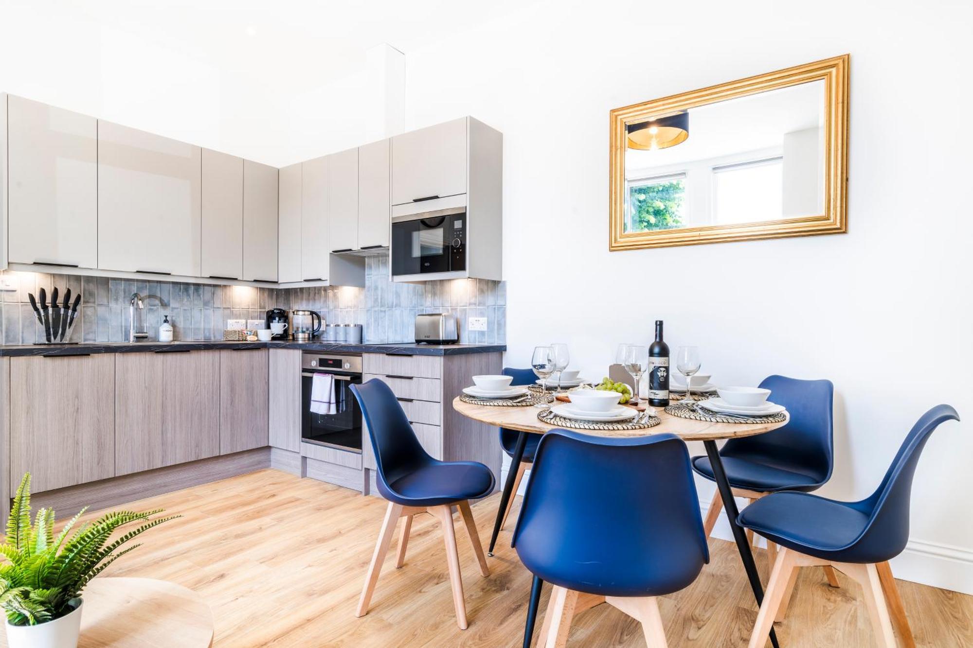 Cozy 2 Bedroom Apartment In Sutton Esterno foto