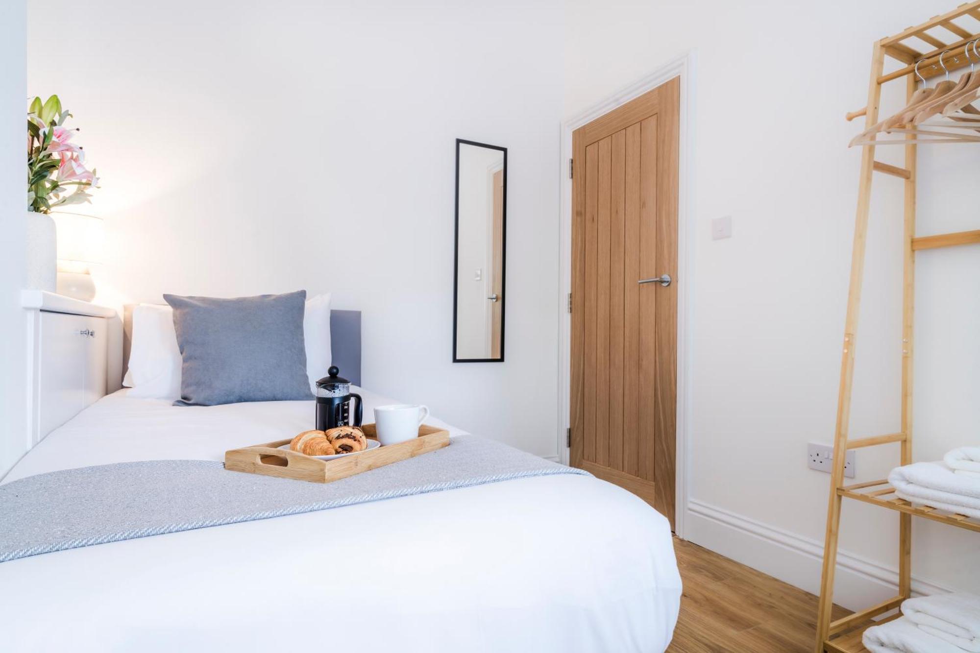 Cozy 2 Bedroom Apartment In Sutton Esterno foto